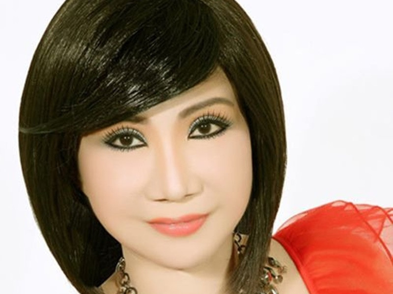 Ngày 23/12, nghệ sĩ Thanh Kim Huệ qua đời. Nữ nghệ cải lương ra đi ở tuổi 67 vì bệnh ung thư. NSND Lệ Thủy chia sẻ trên Vietnamnet, người thân giữ kín bệnh tình của nghệ sĩ Kim Huệ để bà yên tâm điều trị và tránh phiền lụy đến mọi người xung quanh. Ảnh: Tiền Phong