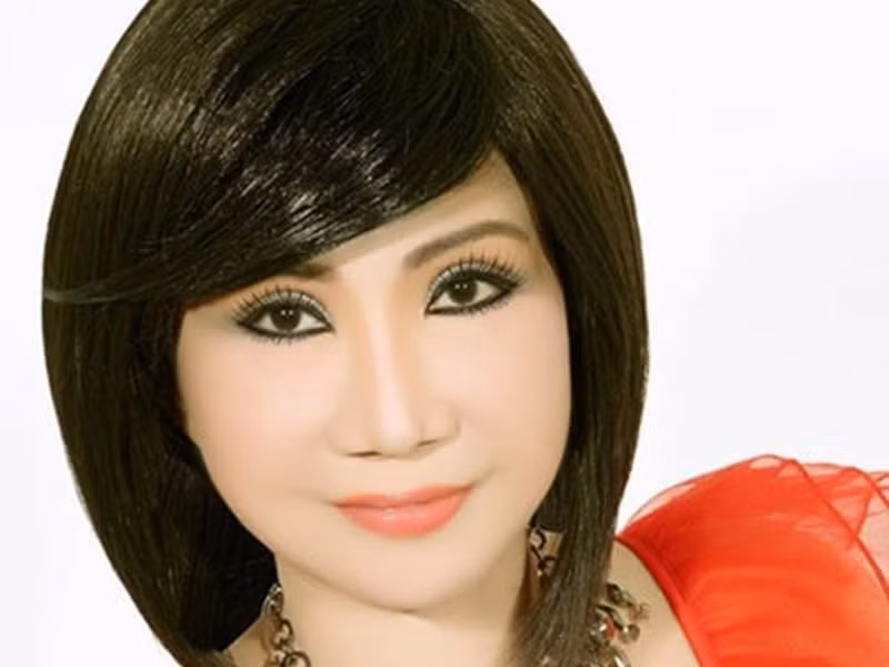 Ngày 23/12, nghệ sĩ Thanh Kim Huệ qua đời. Nữ nghệ cải lương ra đi ở tuổi 67 vì bệnh ung thư. NSND Lệ Thủy chia sẻ trên Vietnamnet, người thân giữ kín bệnh tình của nghệ sĩ Kim Huệ để bà yên tâm điều trị và tránh phiền lụy đến mọi người xung quanh. Ảnh: Tiền Phong