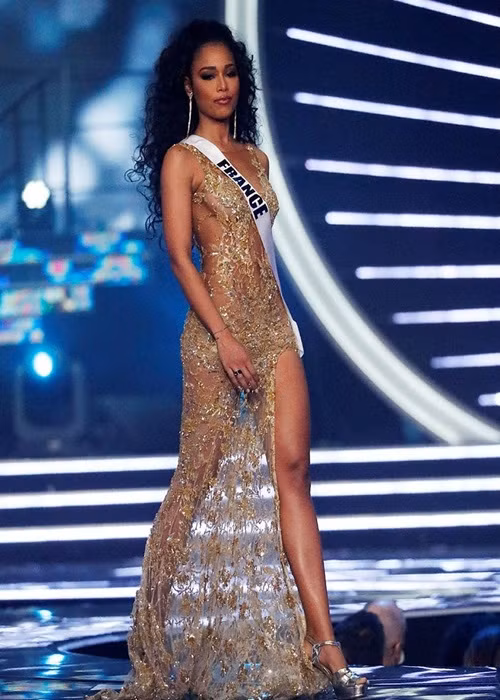 Đại diện Pháp gợi cảm với váy dạ hội xuyên thấu. Ảnh: Missosology