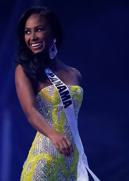 Đại diện Panama rạng rỡ trên sân khấu bán kết. Ảnh: Missosology