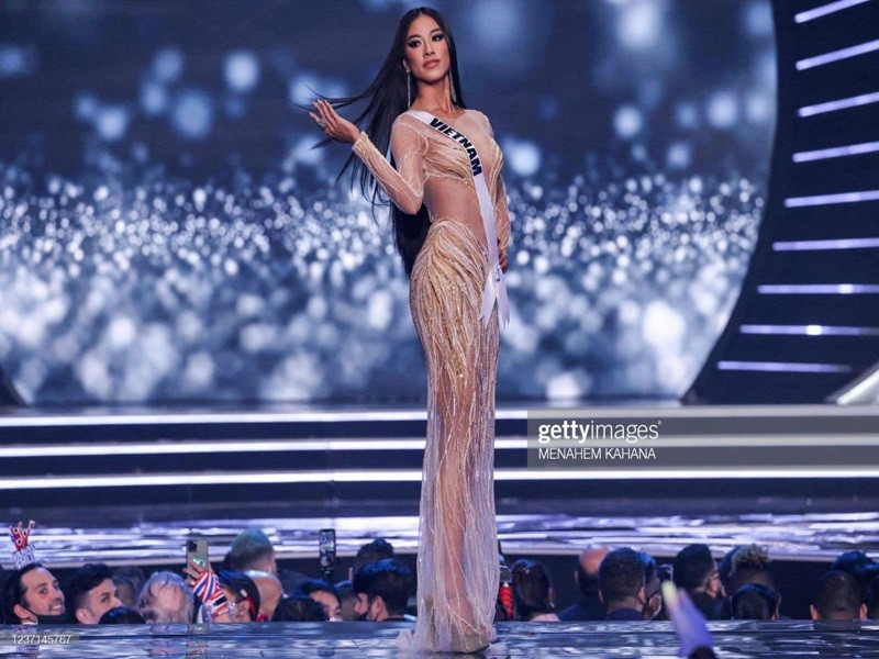 Rạng sáng ngày 11/12 (giờ Việt Nam), Á hậu Kim Duyên bước vào bán kết Miss Universe 2021- Hoa hậu Hoàn vũ Thế giới 2021. Đại diện Việt Nam diện đầm được lấy cảm hứng từ sóng nước phản chiếu ánh nắng mặt trời buổi sáng trên sông ở phần thi trang phục dạ hội. Người đẹp trình diễn khá tốt, không gặp bất kỳ sự cố nào. Ảnh: FB Kim Duyên