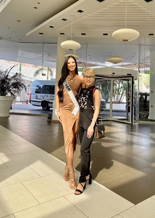 Trong gần 4 phút, Kim Duyên trả lời năm câu hỏi liên quan đến các vấn đề dự án giáo dục, HIV, COVID-19. Người đẹp hào hứng nhất trước câu hỏi: “Tại sao chúng tôi chọn bạn là hoa hậu”. Kim Duyên trả lời: “Tôi là người có nguồn năng lượng tích cực và muốn dùng tiếng nói của mình giúp đỡ các trẻ em nghèo hiếu học được đến trường. Từ đó, các em có thể thay đổi cuộc đời, trở thành những người có ích cho xã hội trong tương lai”. Ảnh: FB Kim Duyên