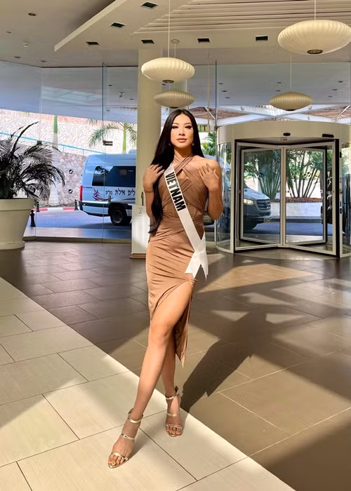 Một thành viên của ê-kíp Kim Duyên tiết lộ, dù nhờ người phiên dịch hỗ trợ nhưng Kim Duyên gần như hoàn toàn trò chuyện bằng tiếng Anh với ban giám khảo. "Chỉ có câu cuối gần hết giờ nên chị dịch giúp Duyên câu hỏi để Duyên trả lời nhanh”, phía Kim Duyên chia sẻ. Ảnh: FB Kim Duyên