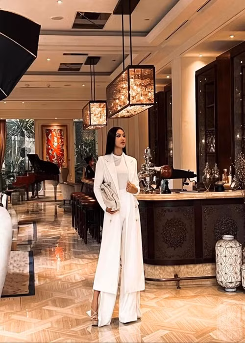 Kim Duyên diện vest trắng thi phỏng vấn. Ảnh: Tiền Phong