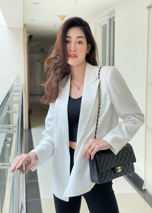 Khánh Vân phủ nhận có hành động chủ mưu lập nhóm và đánh N phải nhập viện 3 ngày khi cả hai cùng học cấp 2 như lời tố của N. “Vân và các bạn chưa từng có hành động như vậy với N như lời bạn đã nói”, người đẹp khẳng định.