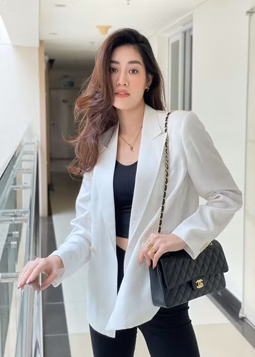 Khánh Vân phủ nhận có hành động chủ mưu lập nhóm và đánh N phải nhập viện 3 ngày khi cả hai cùng học cấp 2 như lời tố của N. “Vân và các bạn chưa từng có hành động như vậy với N như lời bạn đã nói”, người đẹp khẳng định.