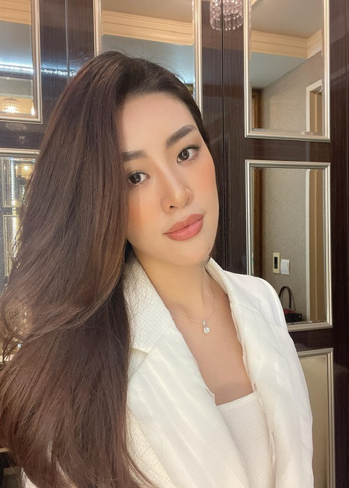 “Thông thường, trước những thông tin không chính xác, vô căn cứ, Vân xin phép sẽ không lên tiếng. Tuy nhiên câu chuyện này liên quan tới vấn đề bạo lực học đường, liên quan đến hình ảnh của Khánh Vân, của tổ chức Hoa hậu Hoàn vũ Việt Nam, của nhà trường, của rất nhiều niềm tin mà người hâm mộ đặt lên Vân và các nhãn hàng đang đồng hành cùng Vân”, Khánh Vân giãi bày.