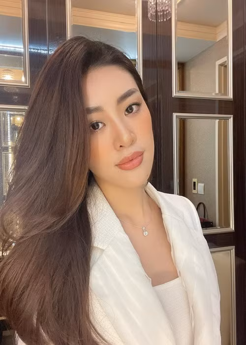 “Thông thường, trước những thông tin không chính xác, vô căn cứ, Vân xin phép sẽ không lên tiếng. Tuy nhiên câu chuyện này liên quan tới vấn đề bạo lực học đường, liên quan đến hình ảnh của Khánh Vân, của tổ chức Hoa hậu Hoàn vũ Việt Nam, của nhà trường, của rất nhiều niềm tin mà người hâm mộ đặt lên Vân và các nhãn hàng đang đồng hành cùng Vân”, Khánh Vân giãi bày.