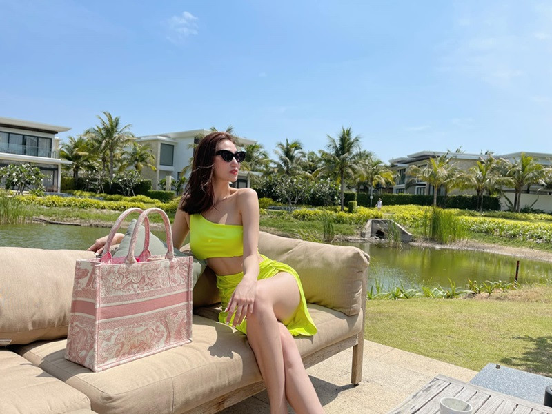 “1 tiếng đấm boxing và muay Thái cùng với HLV chuyên nghiệp. 1 tiếng 30 phút tập mông, bụng, thân trên. Đẫm mồ hôi và đau đớn nhưng sau đó lại mang đến sức khỏe và cơ thể thật săn chắc. Đâu có gì mà tự nhiên hay dễ dàng có được. Theo My, đẹp không chưa bao giờ là đủ mà phải thật sự khỏe mạnh và luôn trau dồi thêm kiến thức. Đó mới là mục đích sống của My”, cô chia sẻ. Ảnh: FB Khánh My