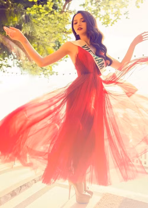 Màu đỏ cũng là màu may mắn của giọng ca sinh năm 1991.