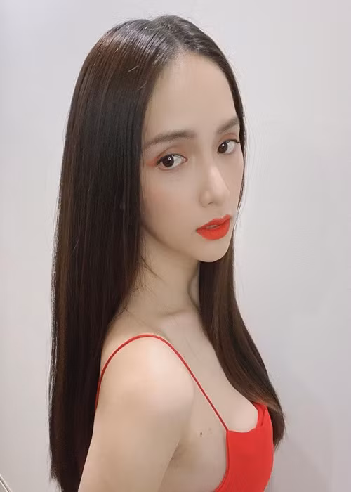 Hương Giang thường tô son màu đỏ cùng tông màu váy áo.