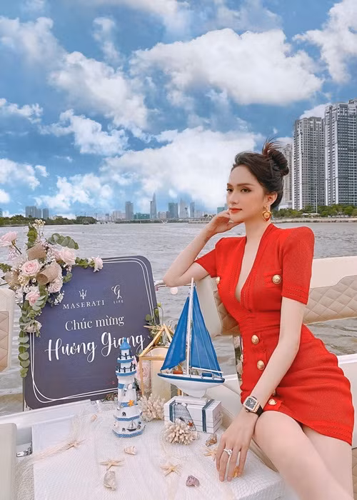 Hương Giang thích mặc trang phục gam đỏ khi thi hoa hậu, đi diễn hay đi hẹn hò.