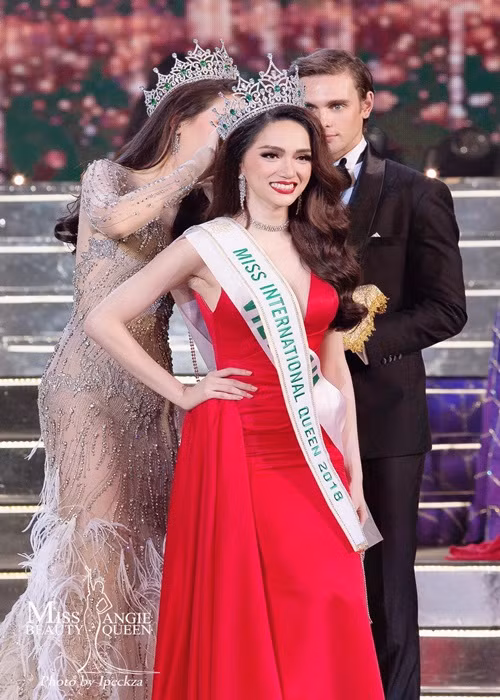 Nữ ca sĩ chuyển giới nhiều lần lựa chọn trang phục tông màu nổi bật, biểu tượng cho sự quyến rũ.