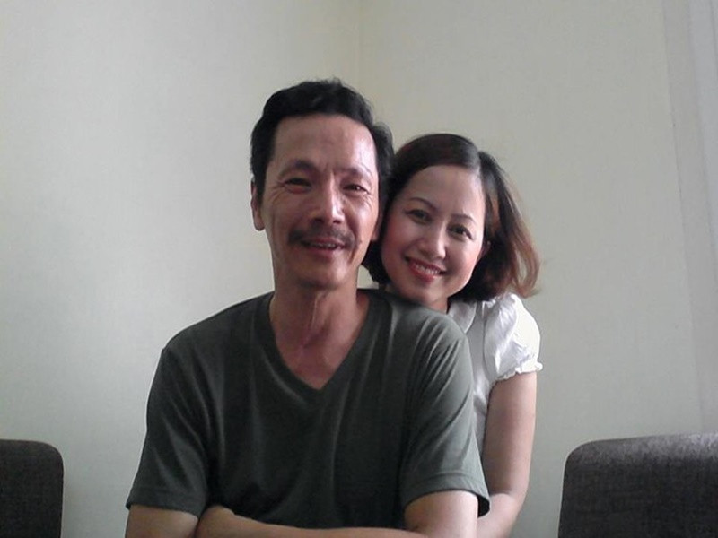 Nghệ sĩ Trung Anh viết: “Hôm qua đang yên đang lành bỗng vợ tôi nhẹ nhàng quay sang hỏi: Anh có nhớ ngày mai là ngày gì không? Não tôi nhảy lách cách như máy tính, trán lấm tấm mồ hôi, rồi miệng cũng bất ngờ thốt ra: Mai (27/12) kỷ niệm ngày cưới. Tôi đang tự phục mình vì câu hỏi khó như vậy mà vượt qua được thì câu tiếp theo còn nhẹ nhàng hơn. Vợ tôi tiếp: Thế anh có nhớ giờ này, ngày này năm ấy (tức 26/12) anh đang làm gì không?". Ảnh: Vietnamnet