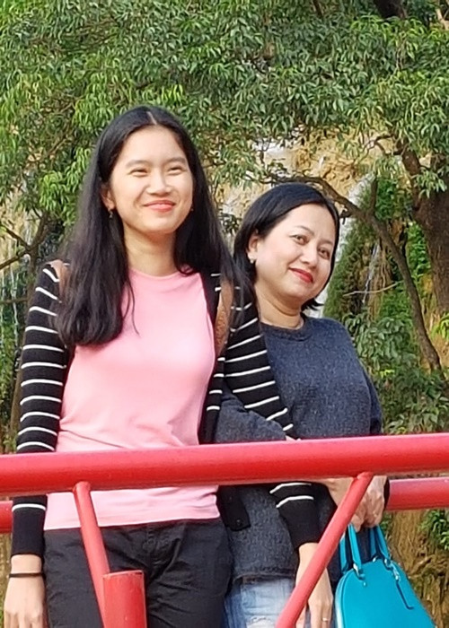 Trung Anh chia sẻ trên Ngôi sao: “Là đàn ông, lại đi nhiều nên tôi không biết gì mấy về chuyện học hành của con. Tất cả phần lớn nhờ vợ tôi. Cô ấy không những quán xuyến hết việc gia đình mà còn quan tâm sát sao chuyện học của các con”. Ảnh: FBNV