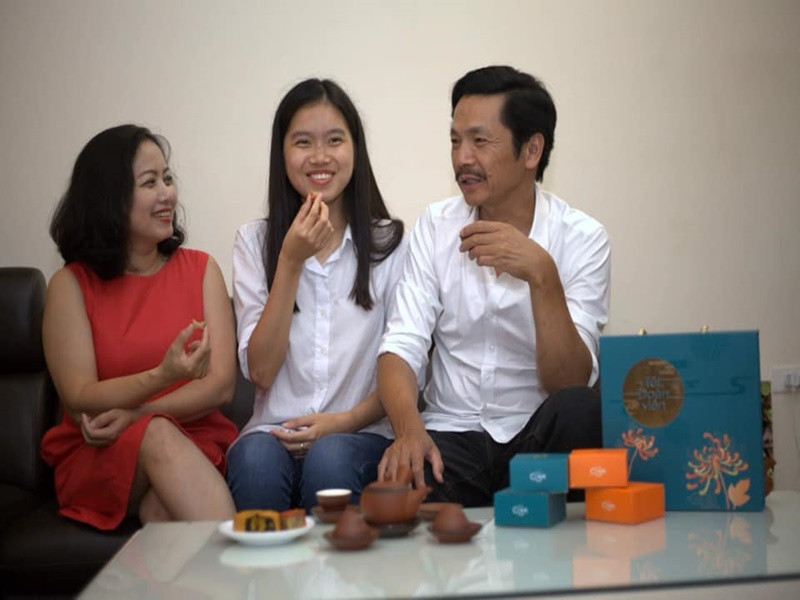 Ngày biết tin con gái giành được học bổng, người đầu tiên nghệ sĩ Trung Anh cảm ơn là bà xã. Ảnh: FBNV