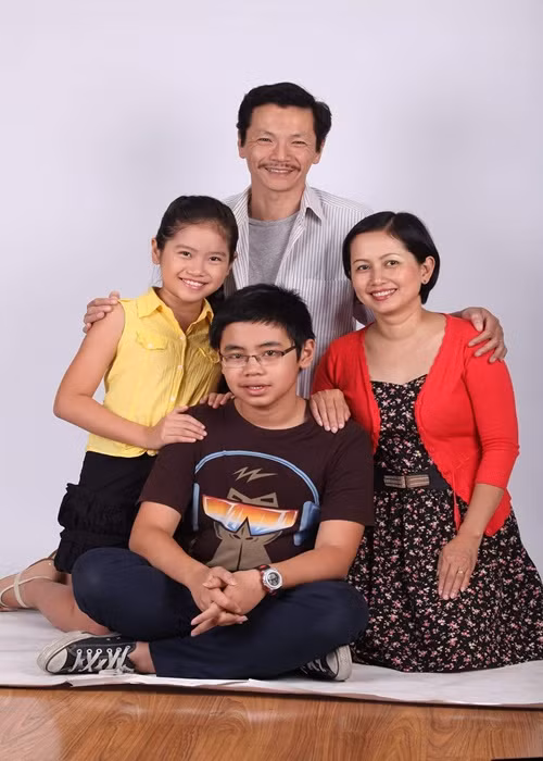 Nghệ sĩ Trung Anh luôn dành lời khen có cánh cho vợ. Anh chia sẻ bà xã là người hy sinh, đứng sau những thành công của mình. Ảnh: FBNV