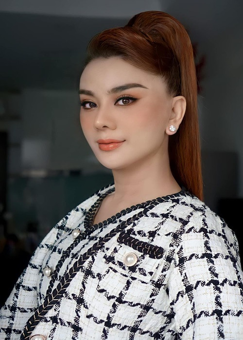 Mới đây, nữ ca sĩ chuyển giới đăng tải hình ảnh xinh đẹp kèm chú thích ẩn ý: "Vội vàng làm chi để sau này hối tiếc". Ảnh: FB Lâm Khánh Chi