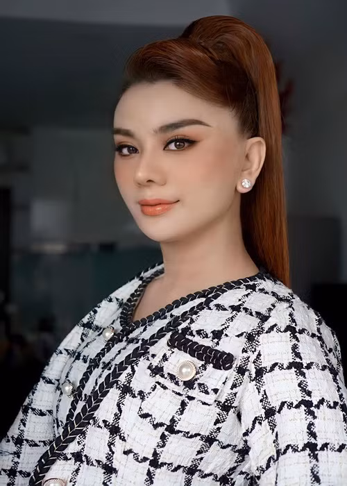 Mới đây, nữ ca sĩ chuyển giới đăng tải hình ảnh xinh đẹp kèm chú thích ẩn ý: "Vội vàng làm chi để sau này hối tiếc". Ảnh: FB Lâm Khánh Chi