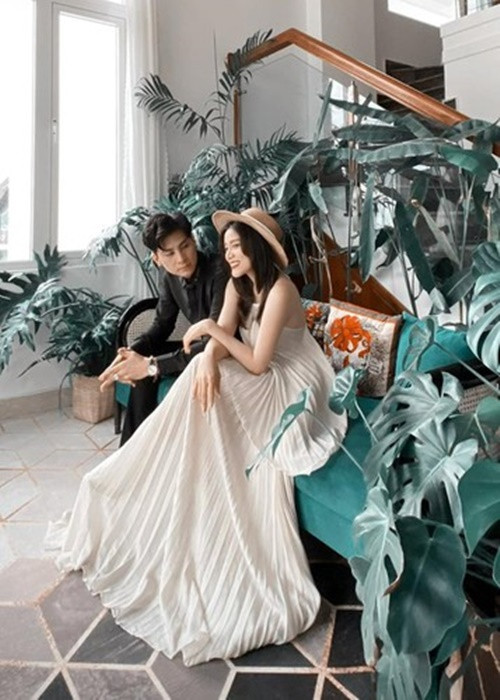 Loạt ảnh Phi Hùng bên nữ đồng nghiệp khiến nhiều cư dân mạng chú ý. Ảnh: FB Phi Hùng