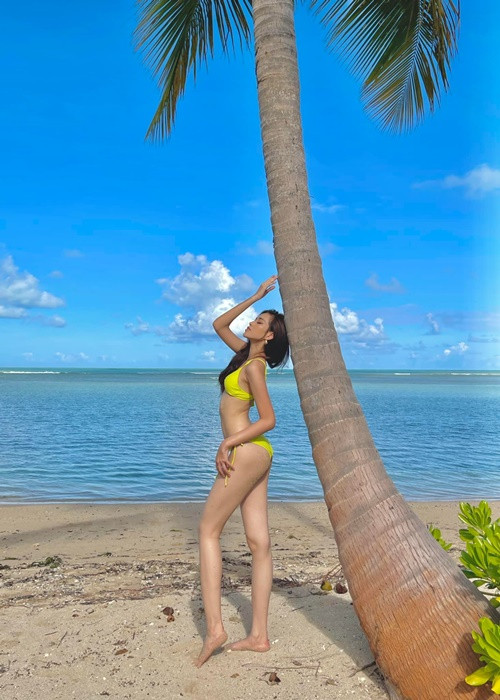 Người đẹp chia sẻ: “Tôi khám phá ra một ngôn ngữ mới đó là: không có ngôn ngữ nào cả. Chúng tôi đến từ nhiều quốc gia khác nhau, đôi khi không hiểu đối phương đang nói gì nhưng có thể cảm nhận được điều mà họ đang muốn truyền đạt thông qua nụ cười và ánh mắt. Mọi người yêu thương và hòa đồng với nhau như một gia đình, tôi không nghĩ mình đang trong một “cuộc thi" hay “cuộc đua”. Họ làm nổi bật bản thân không phải bằng quần áo đẹp và những mánh khóe mà bằng tài năng và trí tuệ thật sự...".