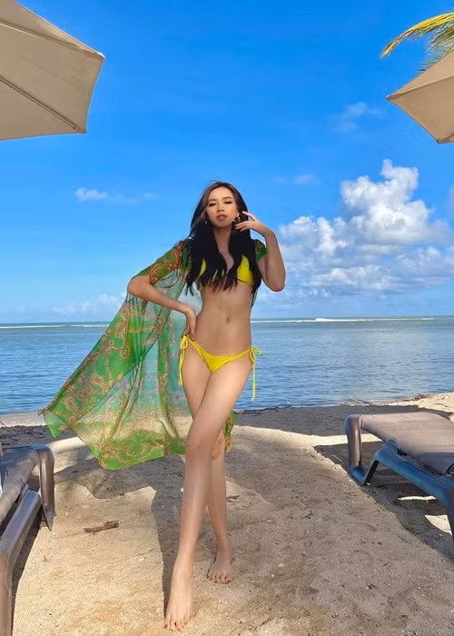 "…Tôi cảm nhận được tình yêu thương ở đây và rõ nhất là từ dì Julia Morley dành cho các thí sinh. Dì không bao giờ muốn chúng tôi nhịn ăn để giữ dáng, dì luôn chăm lo cho sức khỏe của chúng tôi, từ sức khỏe vật chất đến sức khỏe tinh thần. Miss World ở đây không phải là để chọn ra một cô gái nóng bỏng với body 90-60-90, khả năng nói lưu loát “như máy” mà là tìm kiếm một cô gái biết yêu thương người khác và yêu thương bản thân mình. Điều làm một cô gái đẹp ở Miss World đấy chính là cô ấy tự tin với vẻ đẹp của cô ấy, bất kể bạn có hơi thừa cân một chút, bạn hơi ốm một chút, lép một chút, hay lùn một chút cũng không sao, bạn vẫn đẹp và Miss World luôn tôn trọng bạn. Bạn đẹp, vì bạn tự tin là chính bạn. Thật sự yêu gia đình Miss World rất nhiều. Vậy nên, đừng ngại ngần nói với thế giới rằng “tôi đẹp” nha các cô gái”, Đỗ Thị Hà viết.