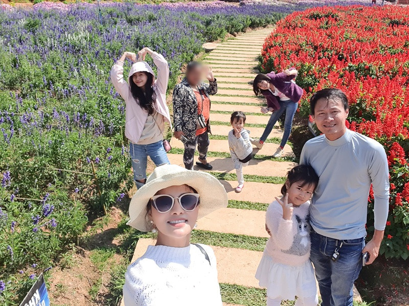 Trên Tri thức trẻ, Vũ Thu Phương từng tiết lộ con riêng của chồng còn bám cô hơn cả hai con ruột.