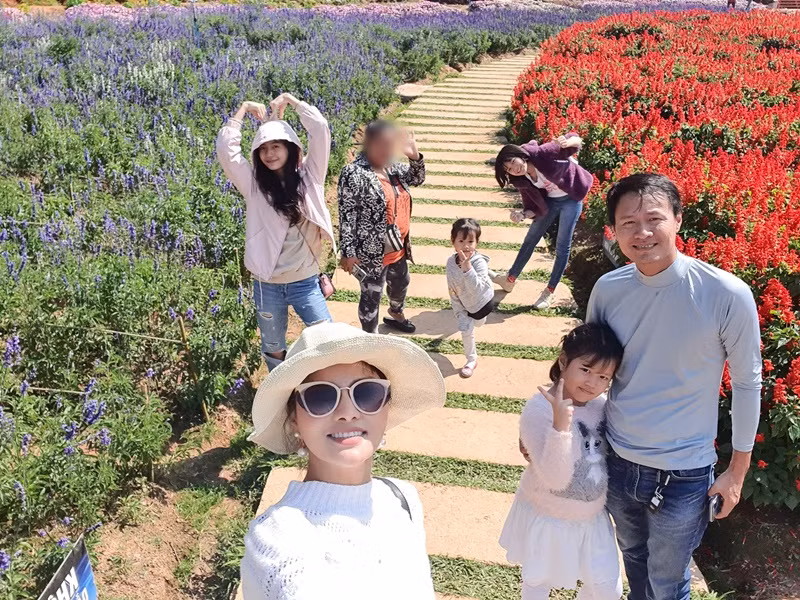 Trên Tri thức trẻ, Vũ Thu Phương từng tiết lộ con riêng của chồng còn bám cô hơn cả hai con ruột.