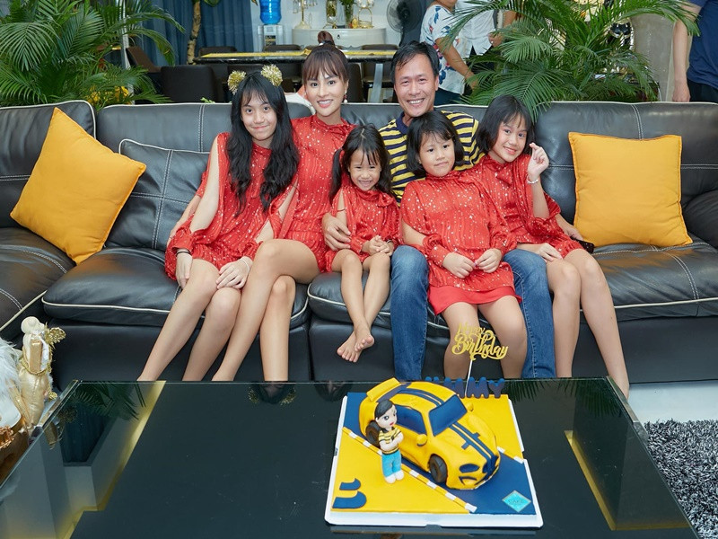 Cũng theo lời Vũ Thu Phương, ở nhà, mọi người vẫn gọi Kim Ngọc và Bảo Ngọc là con riêng của cô chứ không phải của chồng.