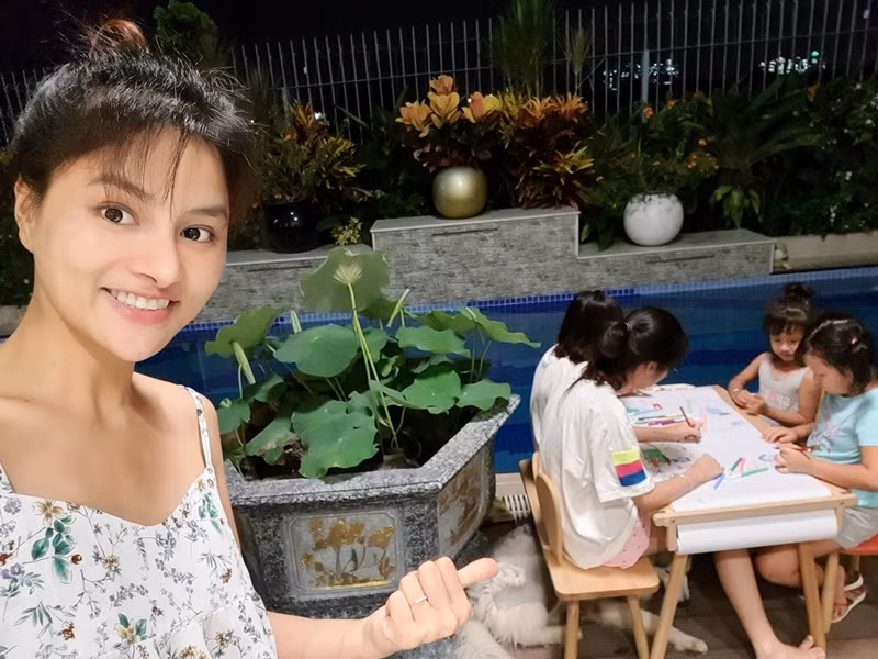 Đáp lại con, Vũ Thu Phương viết: "Cho đi để nhận lại. Đọc tấm thiệp con gái yêu làm tặng mà lòng cảm thấy rưng rưng. Hạnh phúc và tự hào thực sự bởi sự nỗ lực của con, vì thương ba mẹ vất vả làm việc nuôi 4 chị em ăn học mà nàng quyết tâm chịu khó học để đạt học bổng phụ giúp ba mẹ. Đôi khi mẹ cũng chạnh lòng khi cứ phải đóng vai "ác" trong nhà, cứ phải nghiêm khắc uốn nắn các con nhưng chỉ cần nhìn vào sự trưởng thành, khôn lớn, ngoan ngoãn, hiếu thảo, chăm học của các con mà mẹ lại yên lòng tiếp tục nhiệm vụ… Mấy đời bánh đúc có xương/ Đã làm dì ghẻ nên thương con chồng”.