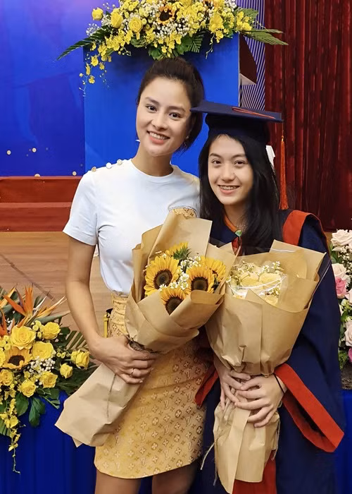 Kim Ngọc là chị cả trong nhà. Cô nhóc thường tâm sự với Vũ Thu Phương chuyện học hành, tình cảm. Vũ Thu Phương từng kể, đang đi họp, cô nhận được cuộc gọi từ Kim Ngọc báo nhận được học bổng, tối về sẽ kể cho mẹ nghe.