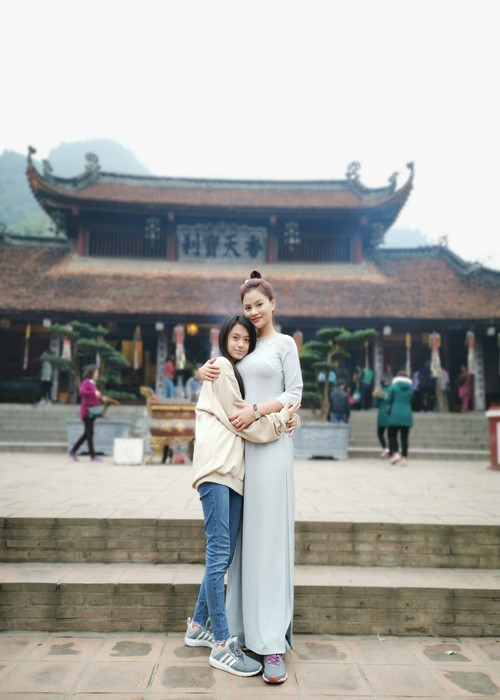 Vũ Thu Phương chủ động đón Kim Ngọc và Bảo Ngọc về sống chung để chăm sóc cũng như lo cho việc đi du học trong tương lai.