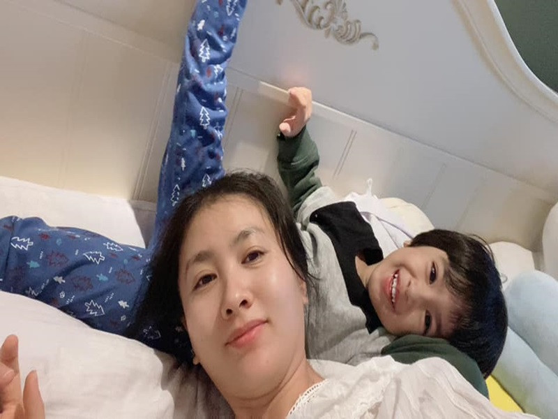 Khi mang bầu, Nguyệt Ánh vẫn duy trì khối lượng công việc lớn. Sau đó, cô phát hiện bản thân bị xuất huyết nên phải dừng làm việc. Ảnh: FB Nguyệt Ánh