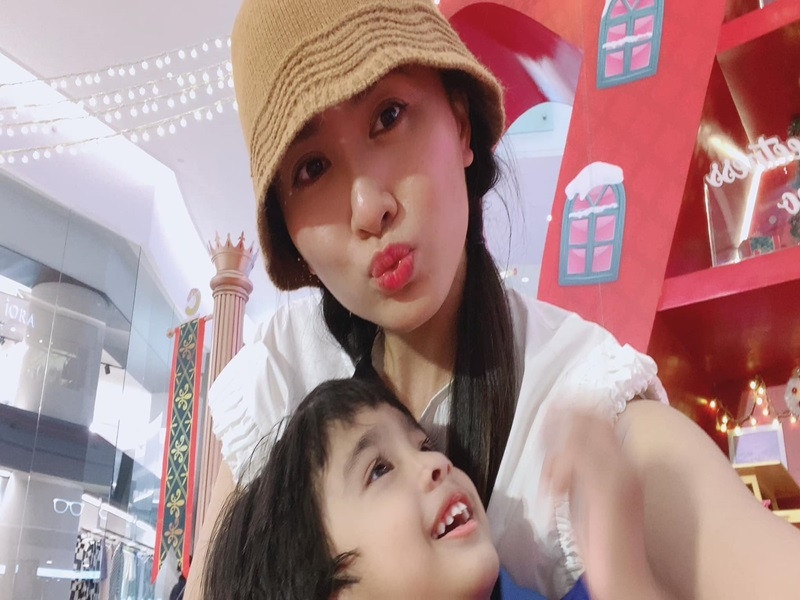 Nguyệt Ánh bị trầm cảm, thậm chí nảy sinh ý định tự tử khi nuôi con trong một gia đình nhiều thế hệ, có sự khác biệt về văn hóa. Ảnh: FB Nguyệt Ánh