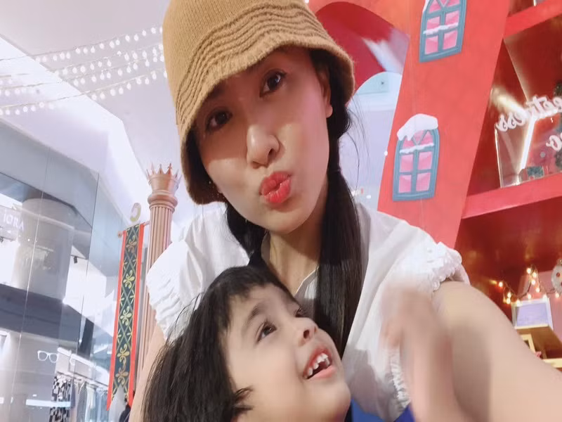 Nguyệt Ánh bị trầm cảm, thậm chí nảy sinh ý định tự tử khi nuôi con trong một gia đình nhiều thế hệ, có sự khác biệt về văn hóa. Ảnh: FB Nguyệt Ánh