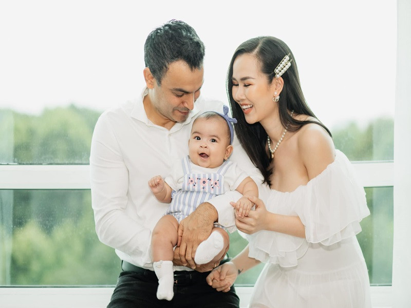 Tháng 7/2021, Võ Hạ Trâm hạ sinh con gái đầu lòng. Cô công chúa nhà nữ ca sĩ tên Chaudhary Vaishali Tây Phương, tên thân mật là Moon. Ảnh: FB Võ Hạ Trâm