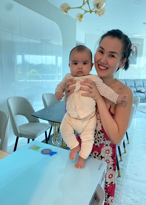 Võ Hạ Trâm không cần con phải là thiên tài hay vĩ nhân nào đó mà chỉ mong con được sống một cuộc đời hạnh phúc, bình an và tràn ngập tiếng cười. Ảnh: FB Võ Hạ Trâm