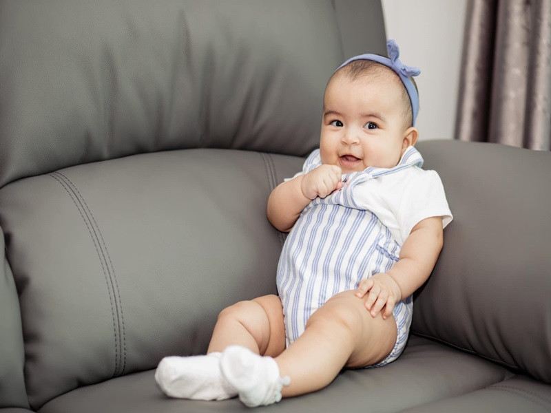 Con gái của nữ ca sĩ ngày càng kháu khỉnh, giống bố như đúc. Ảnh: FB Võ Hạ Trâm