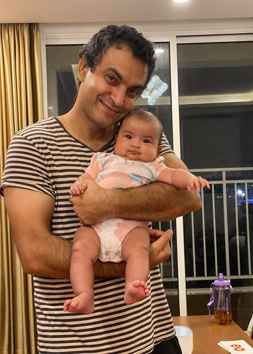 Ông xã của Võ Hạ Trâm rất chịu khó chăm con. Ảnh: FB Võ Hạ Trâm