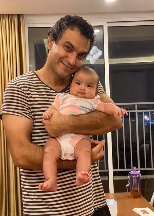 Ông xã của Võ Hạ Trâm rất chịu khó chăm con. Ảnh: FB Võ Hạ Trâm