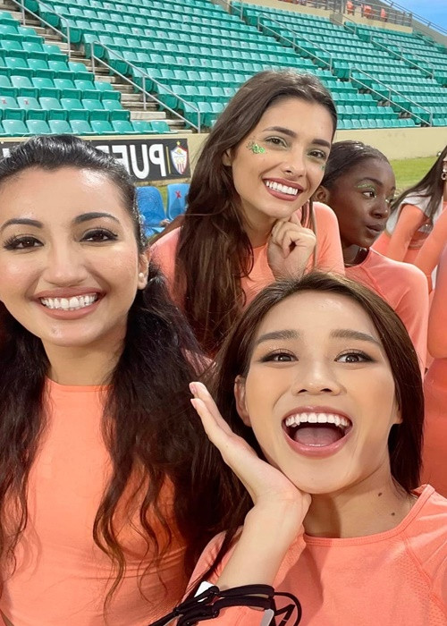 Đỗ Thị Hà cổ vũ các thành viên trong nhóm thi đấu.