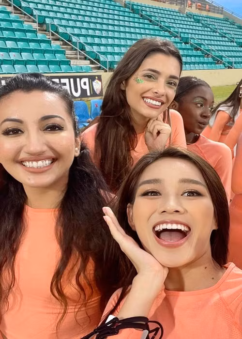 Đỗ Thị Hà cổ vũ các thành viên trong nhóm thi đấu.