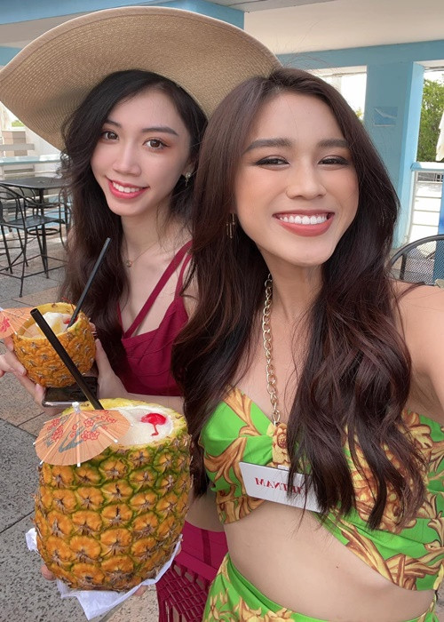 Cô luôn vui vẻ bên các thí sinh khác.