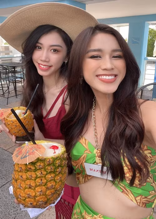 Cô luôn vui vẻ bên các thí sinh khác.