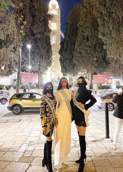 Trong trang phục áo dài, Kim Duyên gây chú ý khi xuất hiện.