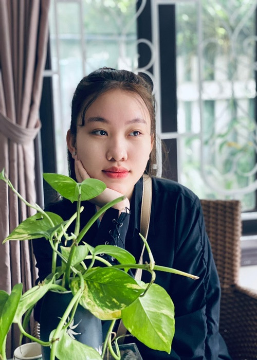 Thời gian qua, Thiêng Ngân thi thoảng chia sẻ kỷ niệm cũ về mẹ nuôi quá cố. Ảnh: FB Thiêng Ngân