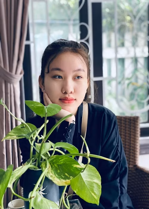 Thời gian qua, Thiêng Ngân thi thoảng chia sẻ kỷ niệm cũ về mẹ nuôi quá cố. Ảnh: FB Thiêng Ngân