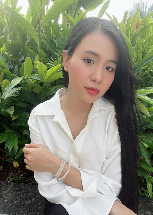 Trong số các con nuôi của Phi Nhung, ngoài Hồ Văn Cường, còn có Tuyết Nhung, Thiêng Ngân và Quỳnh Trang (trong ảnh) theo nghệ thuật. Ảnh: FB Quỳnh Trang