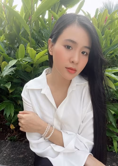 Trong số các con nuôi của Phi Nhung, ngoài Hồ Văn Cường, còn có Tuyết Nhung, Thiêng Ngân và Quỳnh Trang (trong ảnh) theo nghệ thuật. Ảnh: FB Quỳnh Trang