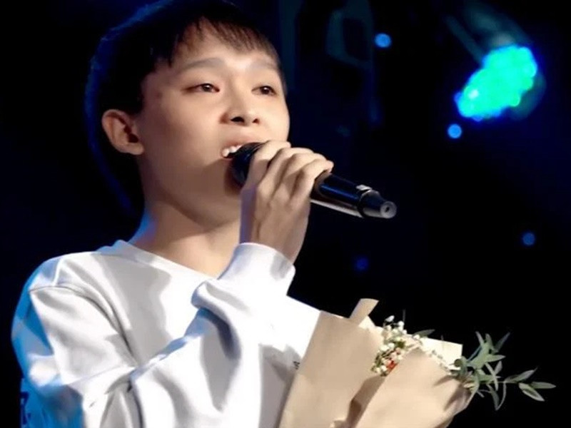 Hồi tháng 10/2021, Hồ Văn Cường nhận tiền tiền cát-sê kèm 500 triệu cố ca sĩ Phi Nhung từng hứa tặng thêm để con trai nuôi làm vốn. Sau đó, nam ca sĩ gần như ở ẩn. Ảnh: Dân Việt